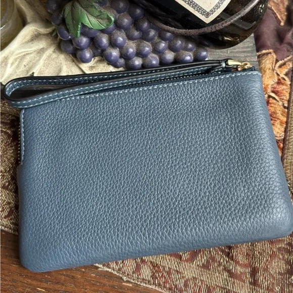 Authentic COACH Leather heart/spaceship/bicycle zip top card wristlet - Picture 4 of 11